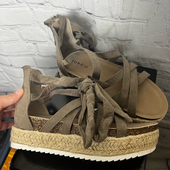 New Torrid STRAPPY FLATFORM SANDAL (WW) 8 - Picture 2 of 7